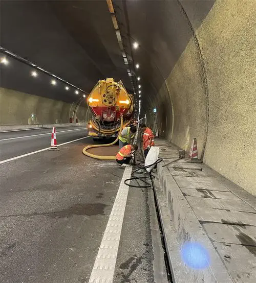 岳普湖隧道排水渠清淤